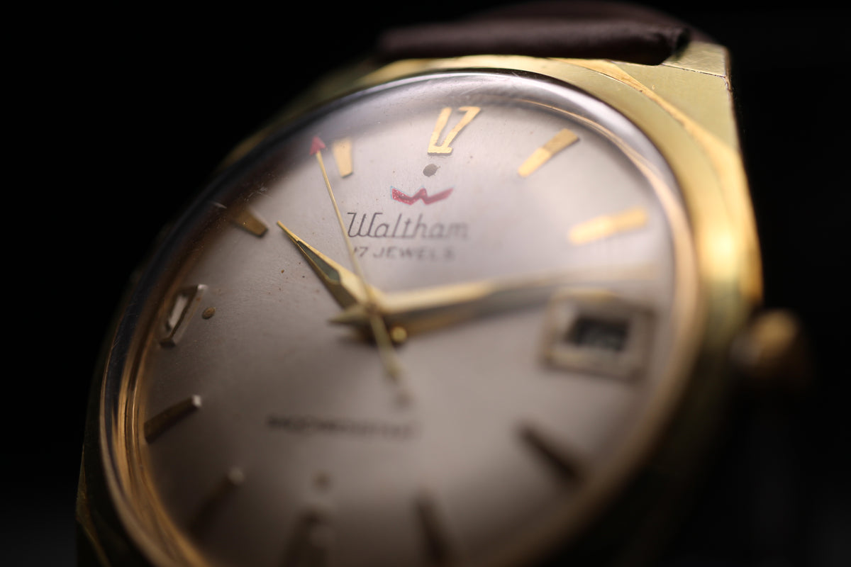 1960s Waltham Watch Co. Shockresistant 17-Jewel Mechanical Watch